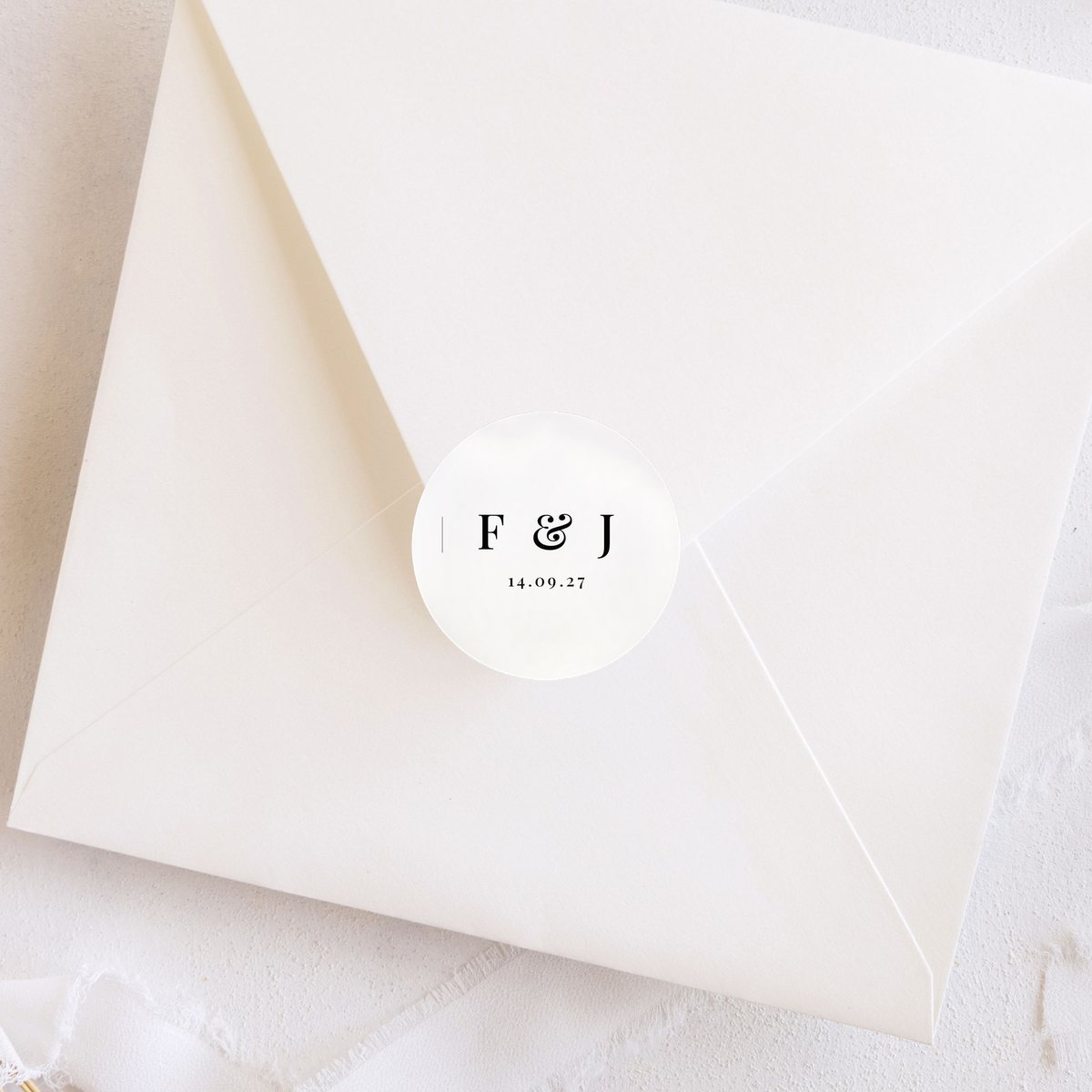 Evelyn Serif 40mm Round Stickers